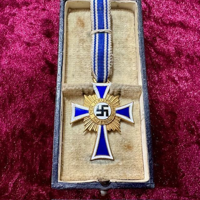 ***New In***Superb WW2 Cased Mother's Cross in Gold.