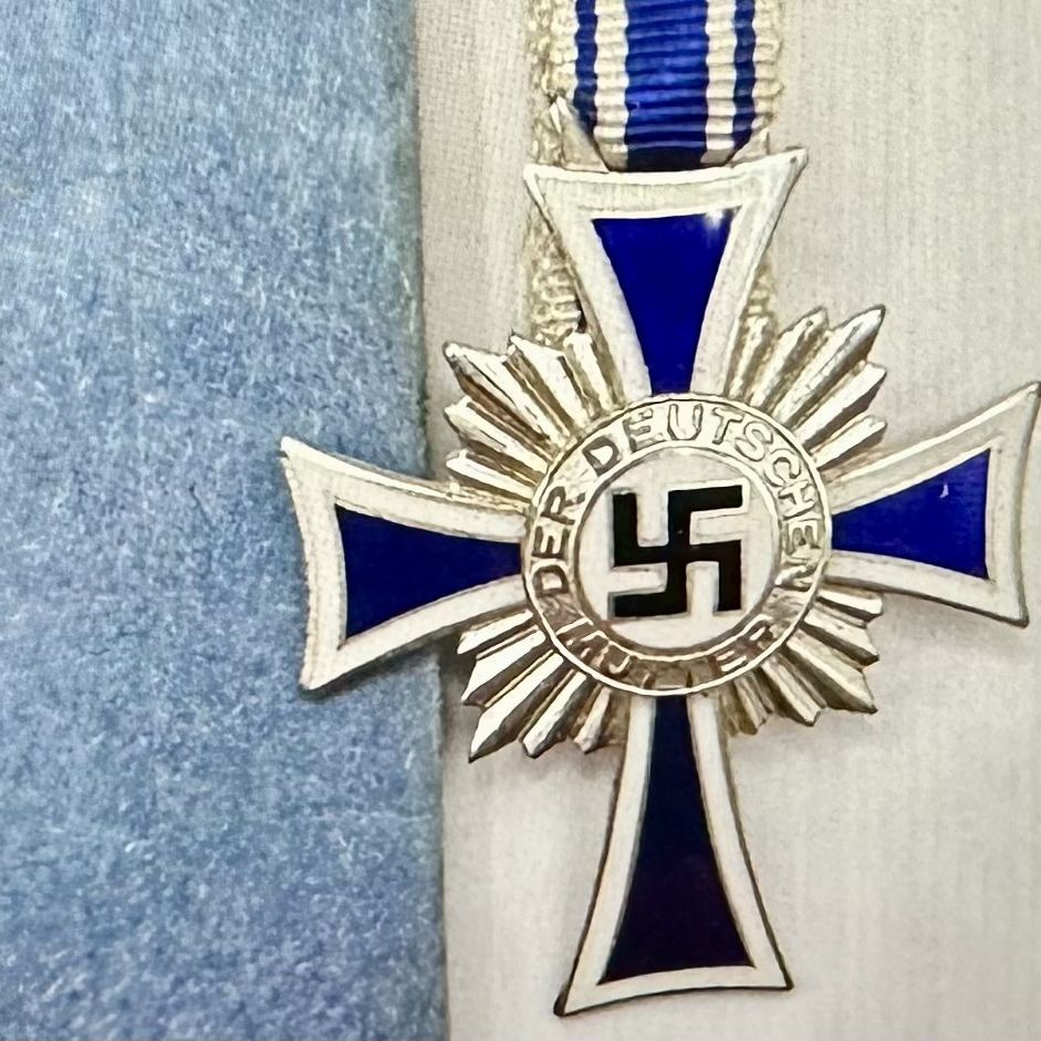 ***NOW SOLD***WW2 Mothers Cross in Silver with Original Issue Packet.